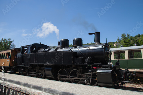Vieille locomotive à vapeur s'apprêtant à quitter la gare