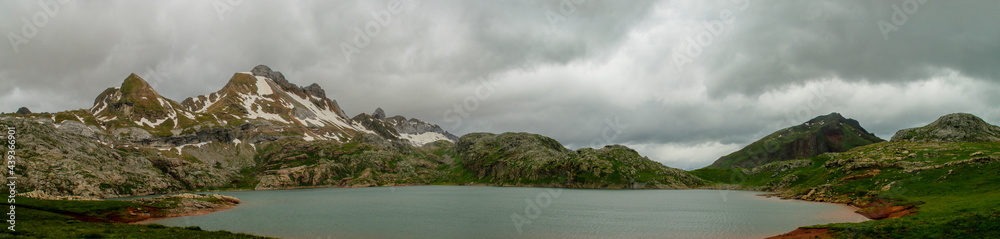Naklejka premium El ibón de Estanés o Astanés (ibón significa en aragonés, un pequeño lago glaciar situado generalmente por encima de los 2000 metros). Se encuentra en los Pirineos, entre Huesca (España) y Francia.