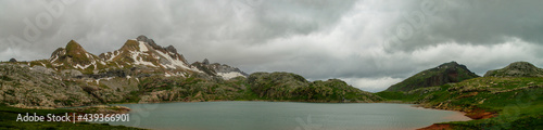 El ibón de Estanés o Astanés (ibón significa en aragonés, un pequeño lago glaciar situado generalmente por encima de los 2000 metros). Se encuentra en los Pirineos, entre Huesca (España) y Francia.
