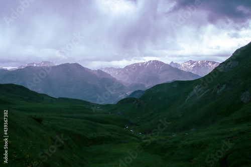 Impresionante paisaje de alta montaña verde y nevado. Se encuentra en el lado norte (francés) de los Pirineos cerca del pueblo de Borce en un día nublado de junio.