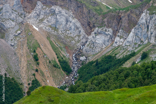 Pliegues geomorfológicos de roca en el lado norte de los Pirineos, Pirineos franceses (Borce, Francia; 15 06 2016). Paisaje rocoso junto al pequeño lago glaciar de Astanés que aparece con el deshielo. photo