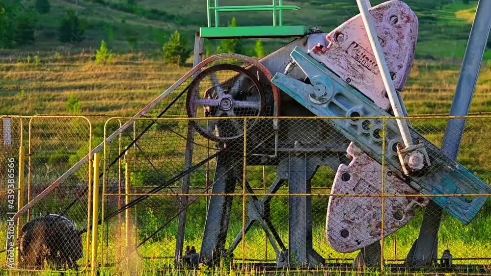 Part of working oil pump from oil field. Industrial equipment. vídeo de