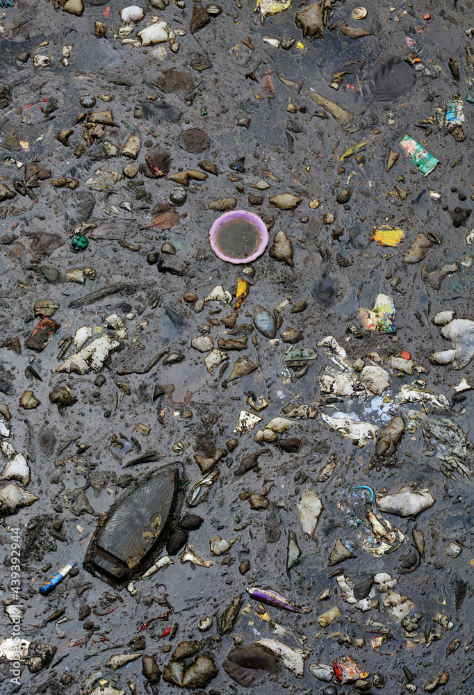 Φωτογραφία Aerial view of high quantities of trash inside a canal near Negro River, downtown Manaus, located in Amazonas state, Brazil