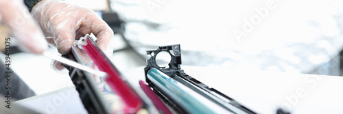 фотографія Wizard makes ink replacements in printer cartridge