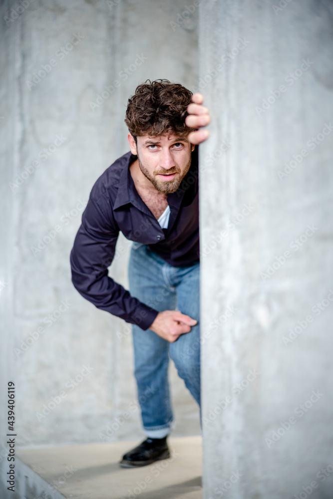 junger Mann schaut um die Ecke junger Mann schaut um die Ecke