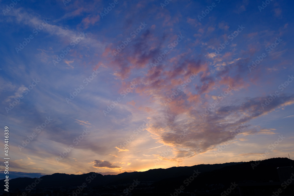 日の入り前の六甲山。西の空と雲がオレンジ色に染まるマジックアワー。１日の終わり。