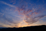 日の入り前の六甲山。西の空と雲がオレンジ色に染まるマジックアワー。１日の終わり。