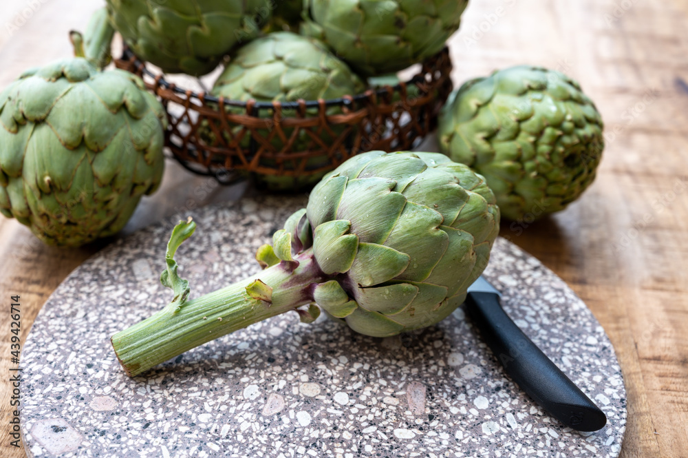 Obraz premium Fresh ripe green artichokes heads ready to cook