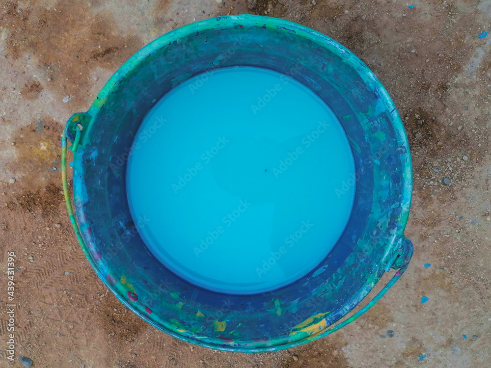 Cubo con agua pintada de azul