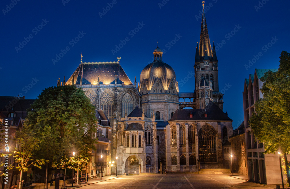 Aachen - Der Dom bei Nacht (Lanzeitbelichtung) 