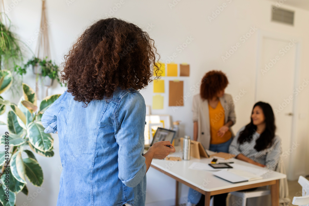 Woman Shares New Ideas To Coworkers Woman Shares New Ideas To Coworkers