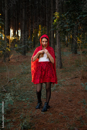 modelo disfrandose de caperucita roja en un bosque 
