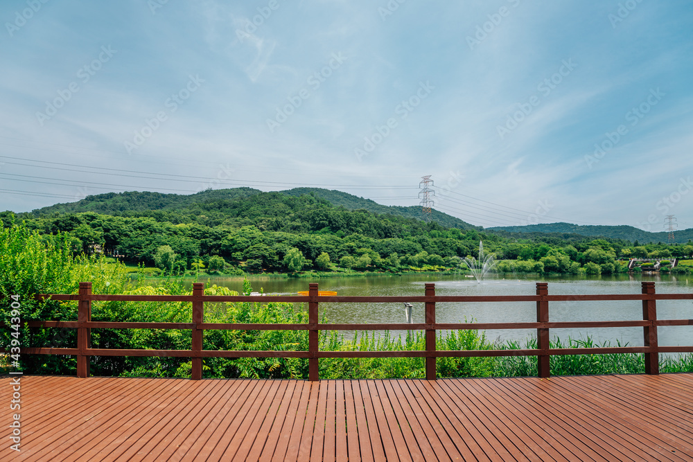 Fototapeta premium Incheon Grand Park lake view in Korea