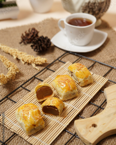This pia tape cake, which is made using the main ingredient of sticky rice, is a typical cake from the city of Jember. Pie tape is available in two flavors, namely chocolate and cheese.