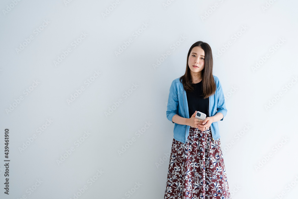 携帯電話を使う女性 携帯電話を使う女性