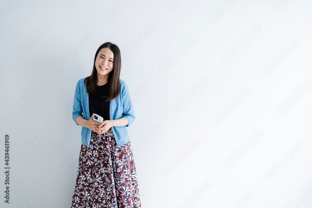 携帯電話を使う女性