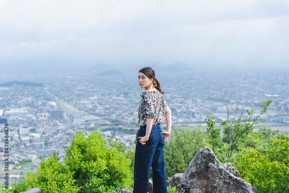 Naklejka premium 自然の中にいる女性