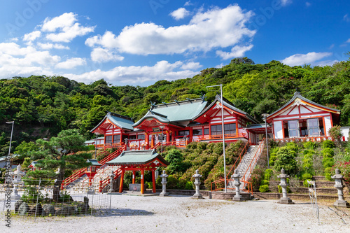 絶景の海岸線に建つ福徳稲荷神社 山口県下関市