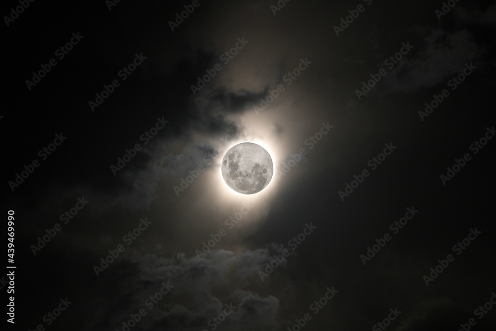 Luna llena con nubes de fondo