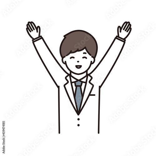 笑顔で万歳をする男性薬剤師