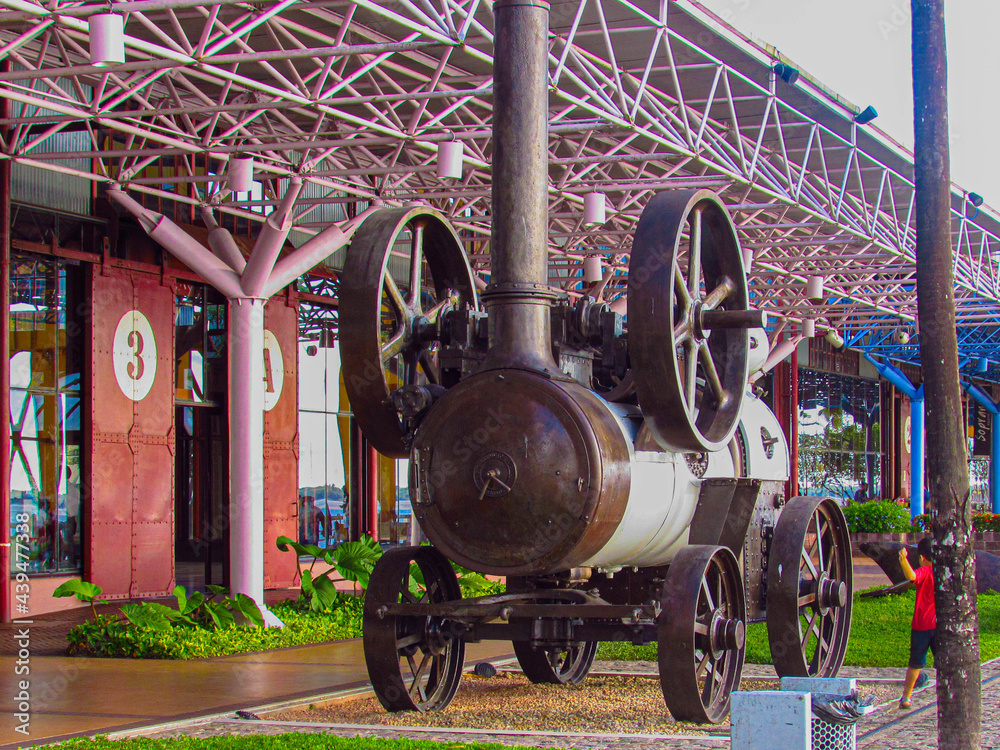 Fotka „Old steam-powered vehicle exposed at Estação das Docas in Belém