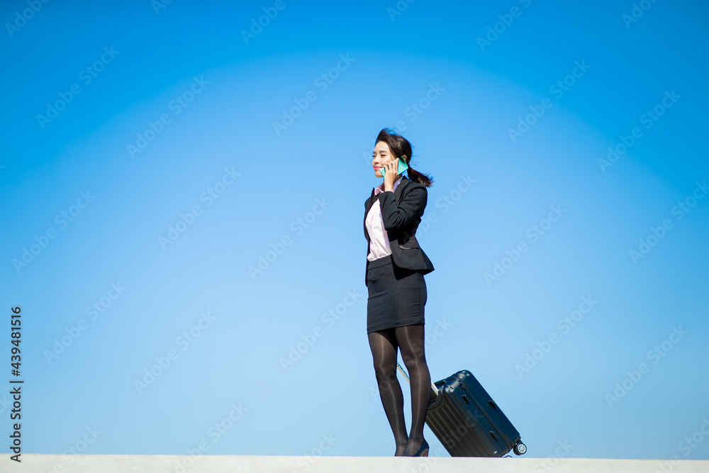 Obraz premium Asian businesswoman speak on phone
