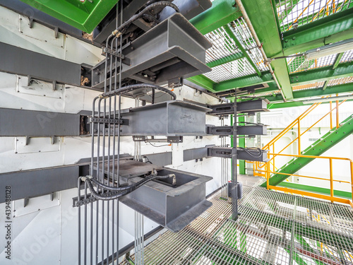 Foto Step grate systems in biomass power plant which including motor, chine, hydraulic and hopper for feed wood chipper fuel to boiler systems