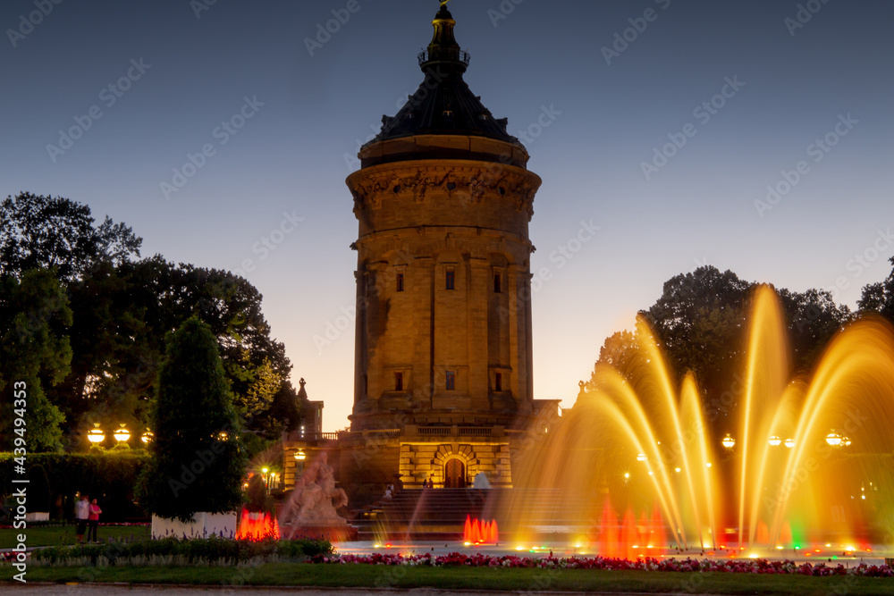 Fototapeta premium Mannheim Wasserturm am Abend