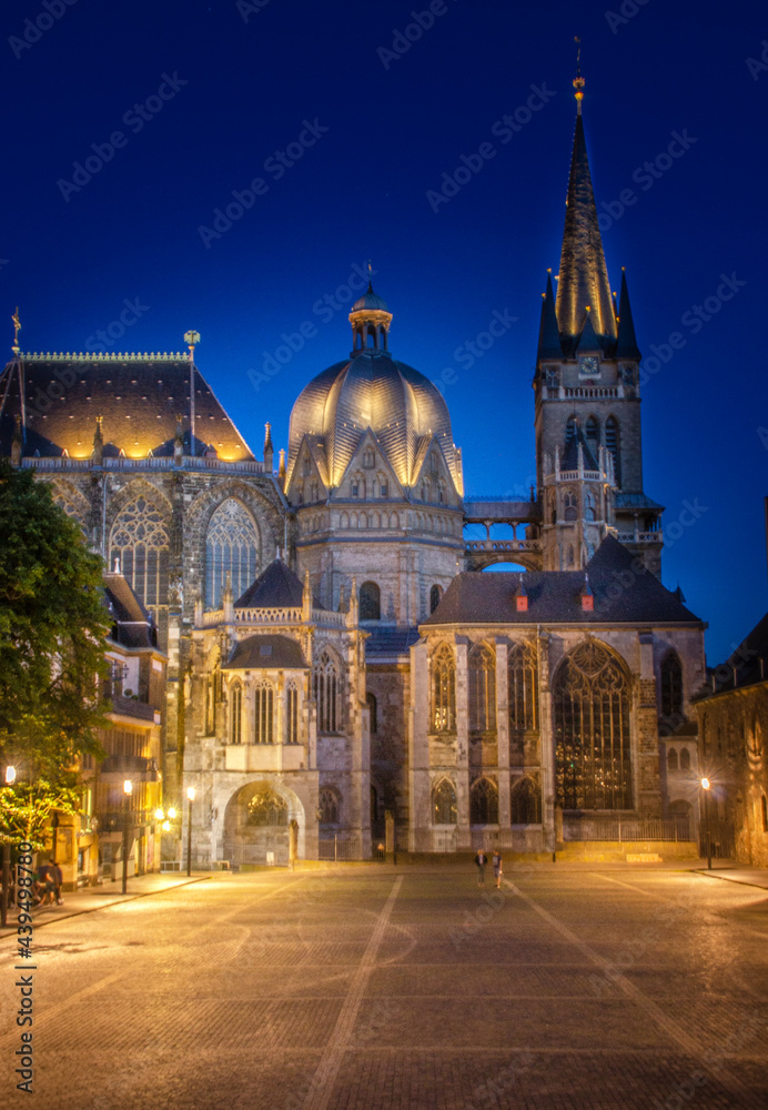 Aachener Dom: Wunderschön beleuchtet in der Nacht 