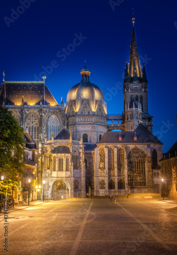 Aachener Dom: Wunderschön beleuchtet in der Nacht 