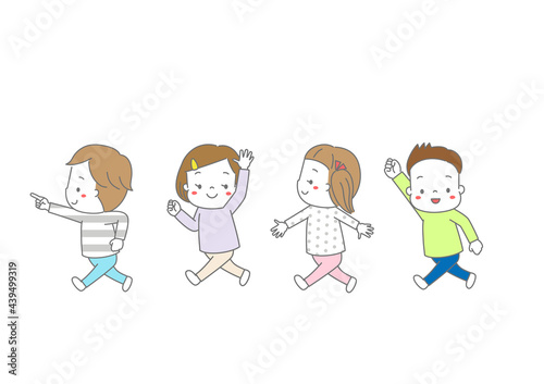 並んで歩いている子供たち　パレードしている４人の子供たち