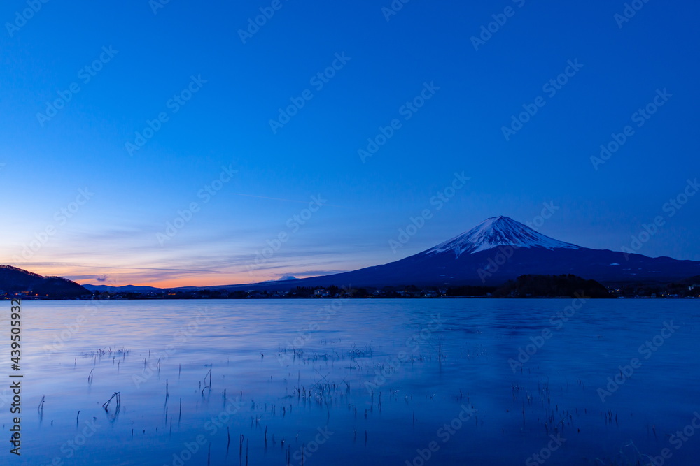 夜明けの富士山　山梨県河口湖畔の大石公園にて
