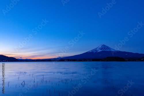 夜明けの富士山 山梨県河口湖畔の大石公園にて