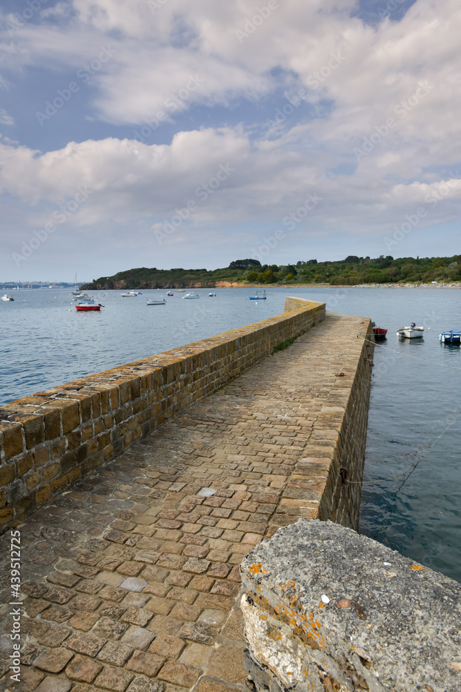 petit port de plaisance rustique  sur la rade de Brest en France avec ciel bleu et mère calme 