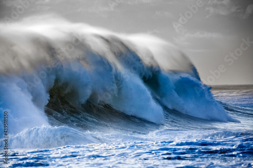 montagne d   eau  vague d  ferlante monstrueuse 