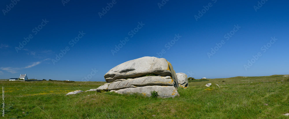 champ avec granit près du site touristique de Meneham dans le Finistère en bretagne champ avec granit près du site touristique de Meneham dans le Finistère en bretagne