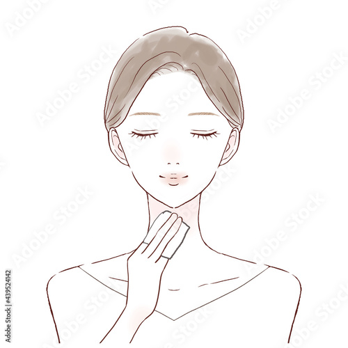 化粧水を含ませたコットンを首に塗り、肌を保湿する女性