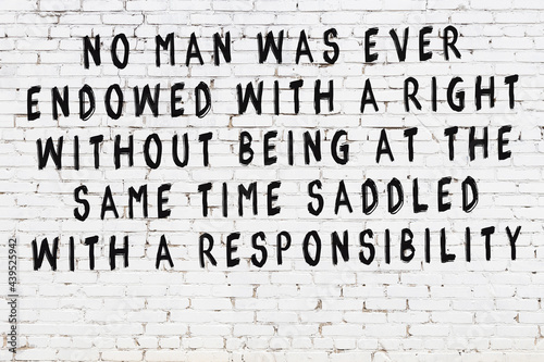Fotografie Black painted inscription of smart quote on white brick wall