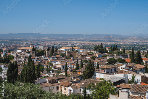 Magnifique panorama sur la ville de Grenade avec ses cyprès. © francoisartss