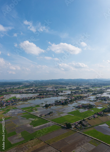 The blue sky and white clouds, the beautiful Chinese countryside, the paddy fields near the Chinese cities, the development of Chinese agriculture.