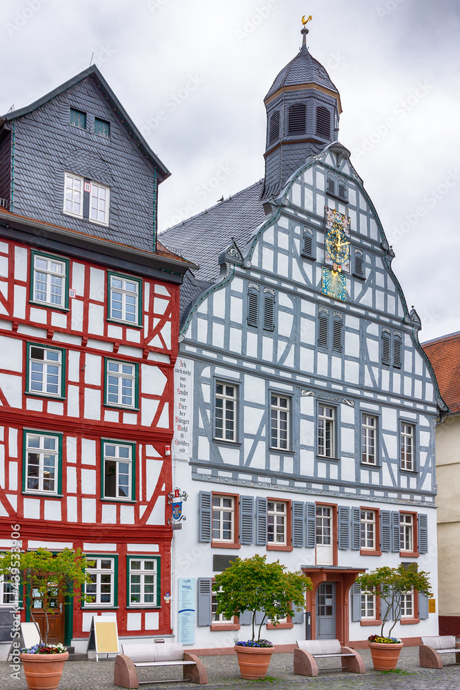 Fototapeta premium Fachwerkgebäude-Gruppe mit Rathaus am Marktplatz in Butzbach, Hessen