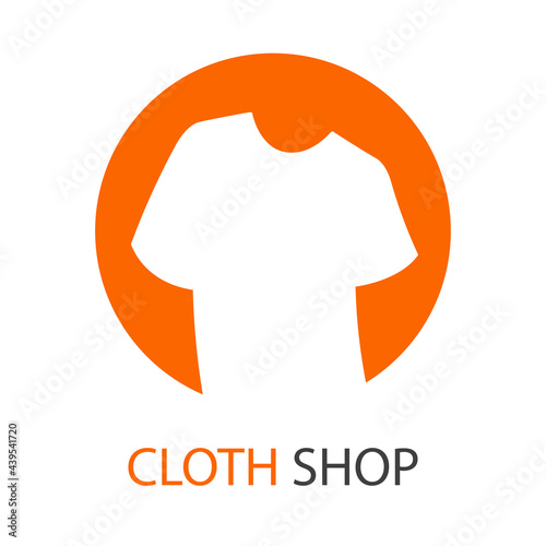 Logotipo con texto Cloth Shop con camiseta con forma de arco en circulo en color naranja