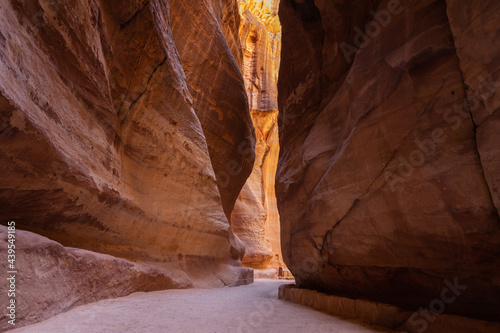 Foto Scenic view of Limestone rock in Wadi Musa, Petra, Jordan.