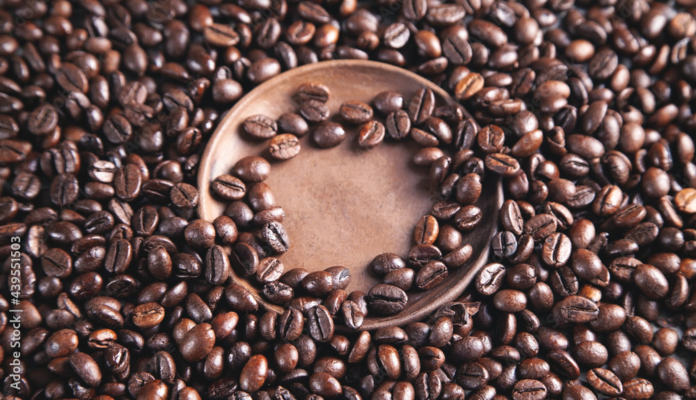 Obraz premium Coffee beans background. Dark coffee background