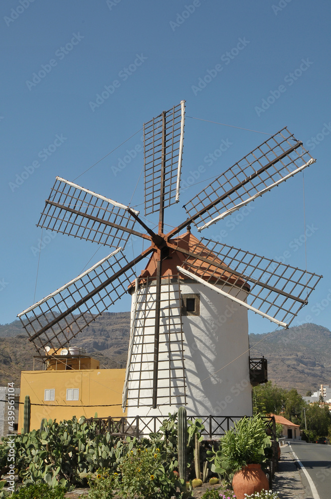 Molino de viento en la zona de Mogán en la isla de Gran Canaria