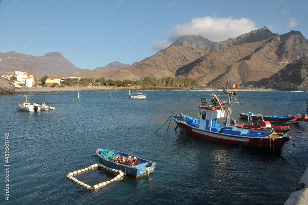 Barcos de pesca atracados en el puerto de La Aldea en la costa norte de Gran Canaria