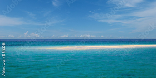 Fototapeta Naklejka Na Ścianę i Meble -  white sand beach in the  andaman sea 