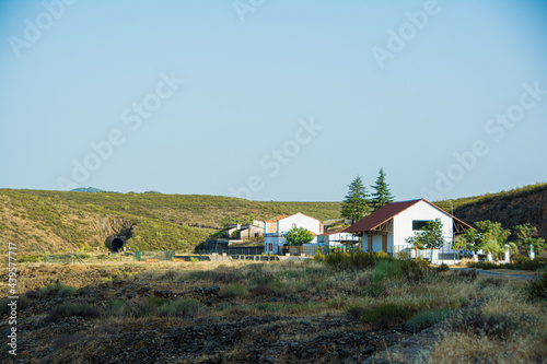 Casas de pueblo aisladas en la montaña. Zona rural