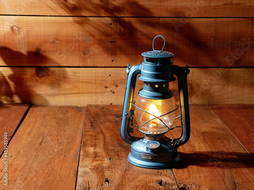 Photos vintage kerosene oil lantern lamp burning wood floor