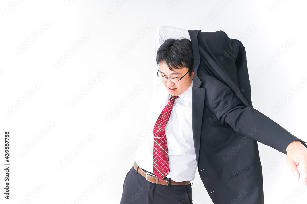 家でスマホを使う若い女性 家でスマホを使う若い女性